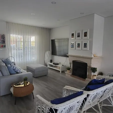 Semesterbostad House *